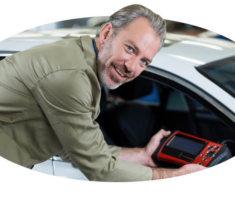 Ein Mann lächelt, während er als Kranführer arbeitet.