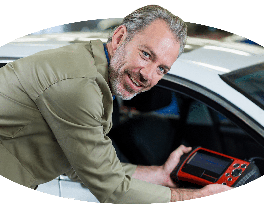 Ein Mann lächelt, während er als Kranführer arbeitet.