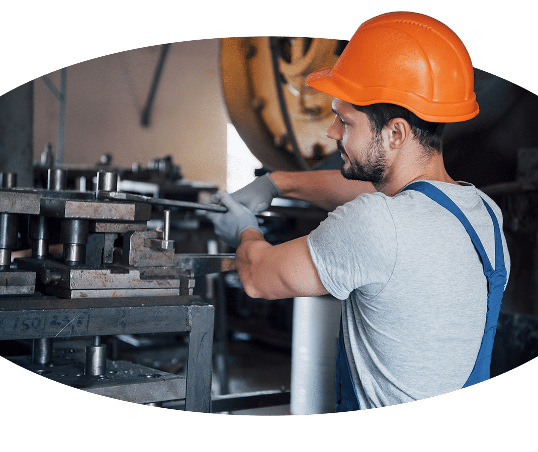 Ein Kranführer arbeitet an einer Maschine in einer Fabrik.