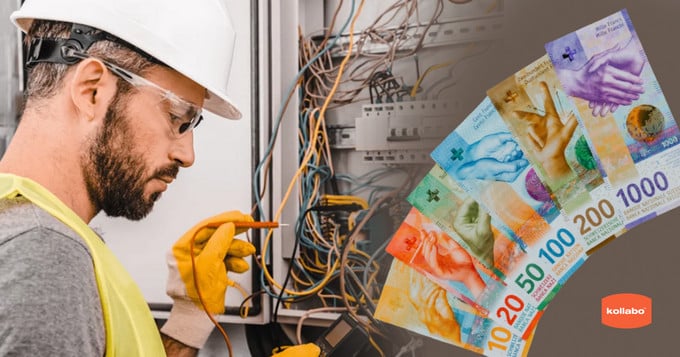 Ein Mann mit Schutzhelm arbeitet an einem Stromkreis.