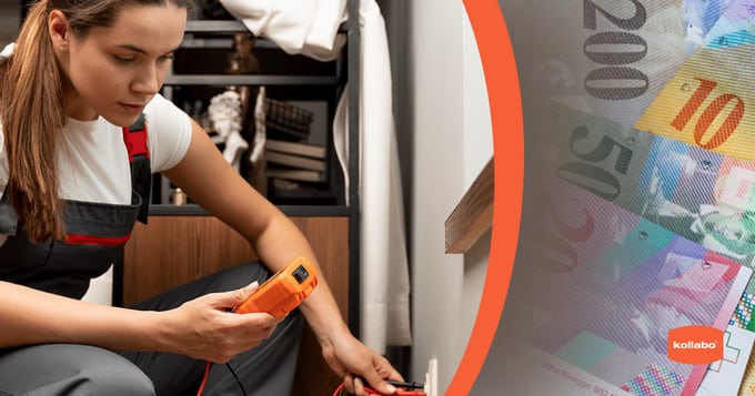 Eine Frau arbeitet an einem Laptop, auf dem sich Geld befindet.