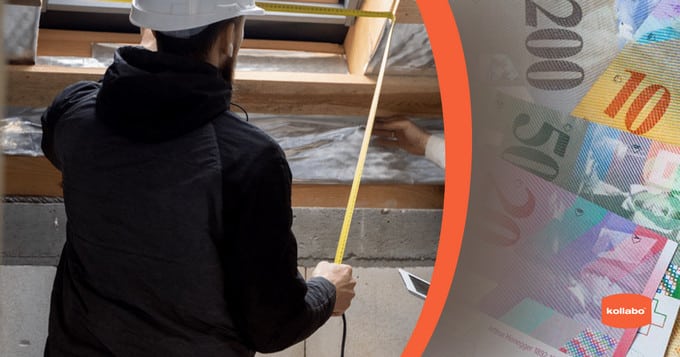 Ein Mann mit Schutzhelm hält ein Maßband vor einen Stapel Geld.