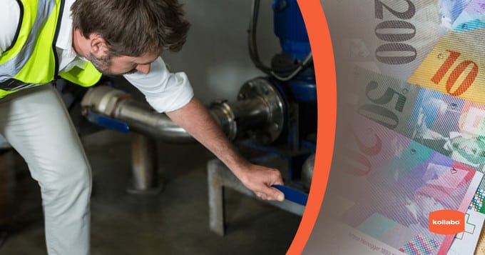 Ein Mann steckt Geld in einen Automaten.