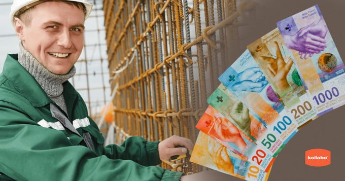 Ein Mann lächelt, während er einen Haufen verschiedener Geldscheine in der Hand hält.