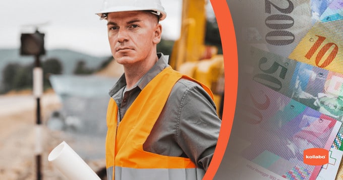 Ein Mann mit Schutzhelm steht vor einem Stapel Geld.