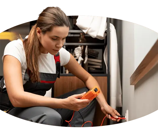 Eine Frau als Kranführerin arbeitet an einer Steckdose.